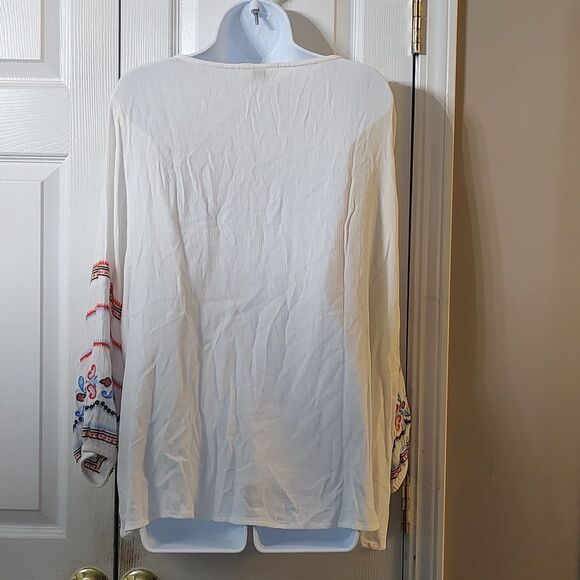 Crown & Ivy Curvy Embroidered Boho Floral Paisley Top Sz - Picture 4 of 5